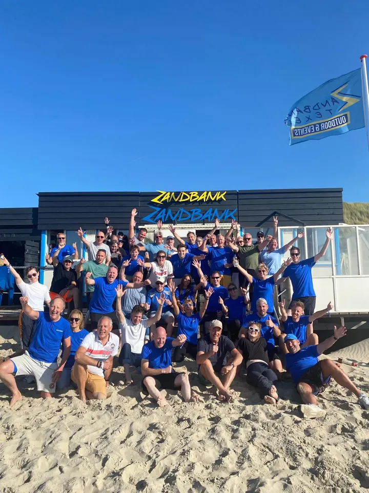 Collega's van Volkers op het strand