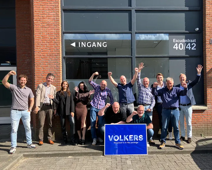 Het team van Volkers voor het pand in Barendrecht